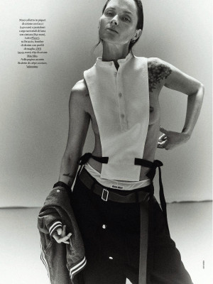 Tasha Tilberg ~ Elle Italia Agosto 2023 by Xavi Gordo