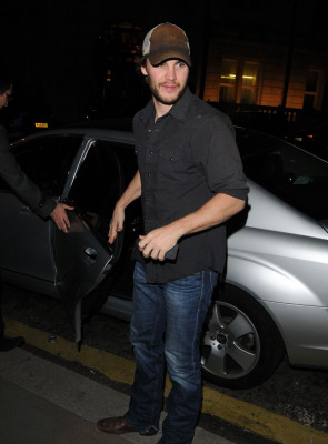 photo 27 in Taylor Kitsch gallery [id565946] 2012-10-01 00:00:00