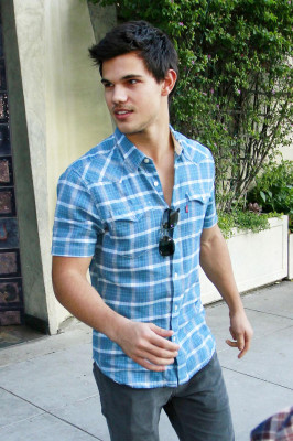 photo 5 in Taylor Lautner gallery [id320628] 2010-12-02 00:00:00