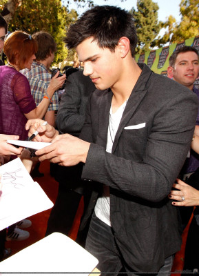 photo 16 in Taylor Lautner gallery [id298340] 2010-09-22 00:00:00