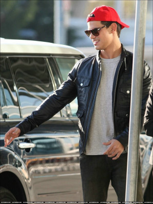 Taylor Lautner pic #265193