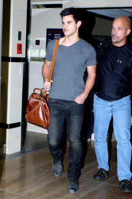 photo 28 in Taylor Lautner gallery [id320635] 2010-12-02 00:00:00
