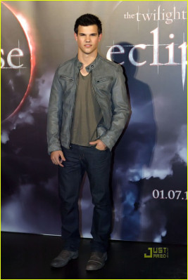 photo 26 in Taylor Lautner gallery [id270080] 2010-06-08 00:00:00