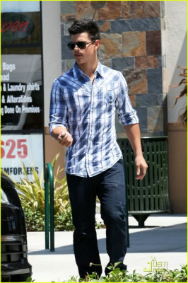 photo 5 in Taylor Lautner gallery [id299357] 2010-09-24 00:00:00