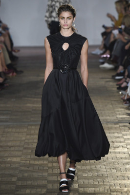 Taylor Hill - Sportmax Spring/Summer 2018 Fashion Show in Milan