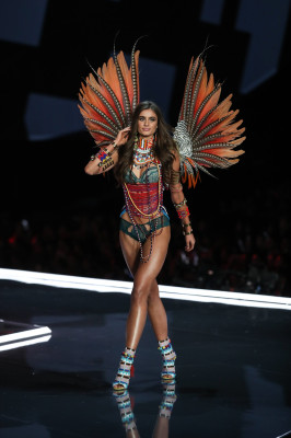 Taylor Marie Hill – 2017 Victoria’s Secret Fashion Show Runway in Shanghai 