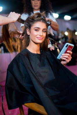 Taylor Marie Hill – Victoria’s Secret Fashion Show Backstage 2018