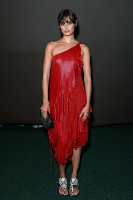 Taylor Hill – Burberry’s Show During London Fashion Week
