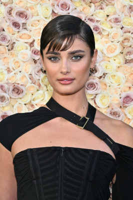 Taylor Hill – Golden Globe Awards 2024
