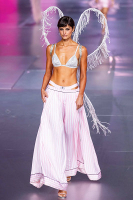 Taylor Hill – Runway at Victoria’s Secret Fashion Show 2024