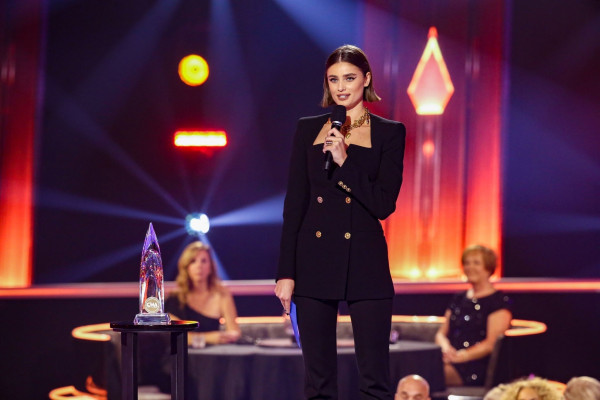 Taylor Hill - 54th Annual CMA Awards (Inside) | 11.11.2020