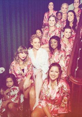 Taylor Swift at Abigails wedding in Marthas Vineyard 09/02/2017