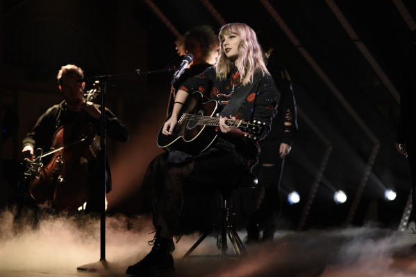 Taylor Swift at SNL 11/11/2017