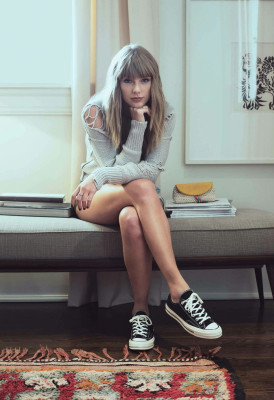 Taylor Swift - Instax (2018)