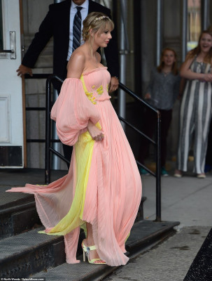 photo 23 in Taylor Swift gallery [id1162776] 2019-04-29 00:00:00