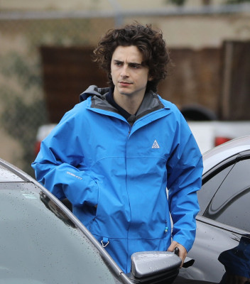 Timothée Chalamet - Langer&#039;s Delicatessen-Restaurant in Los Angeles 12/20/2023