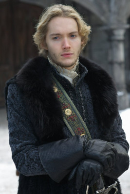 Toby Regbo  pic #802593