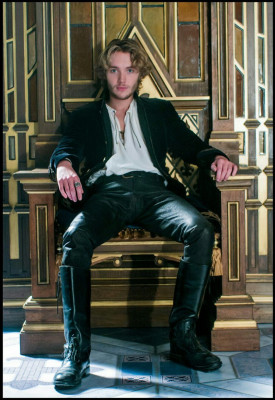 Toby Regbo  pic #737350