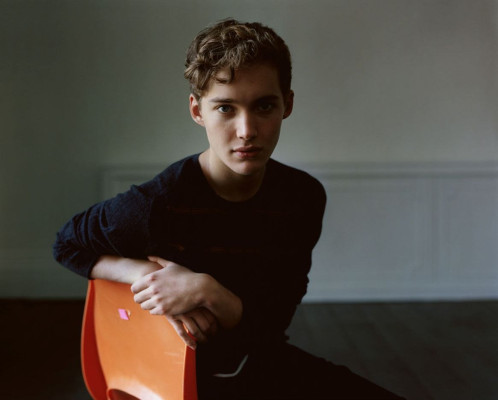 Toby Regbo  pic #742430