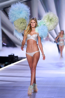 2018 VS Fashion Show Runway