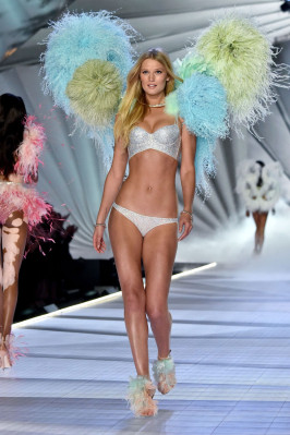 2018 VS Fashion Show Runway