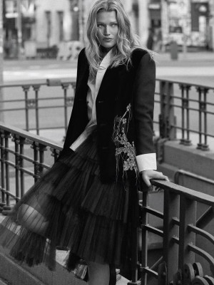 Toni Garrn for Elle Spain 08-2025 by  Dario Aranyo