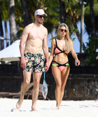 Una Healy in Bikini 01/21/2019