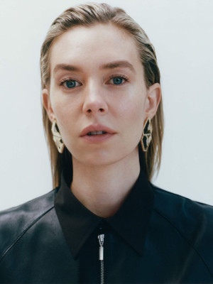 Vanessa Kirby – Net-a-Porter April 2021