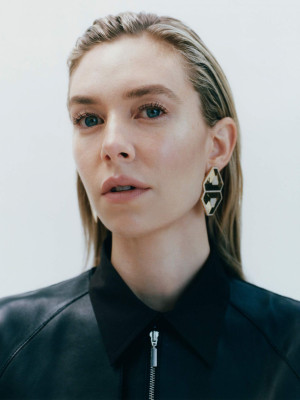 Vanessa Kirby – Net-a-Porter April 2021