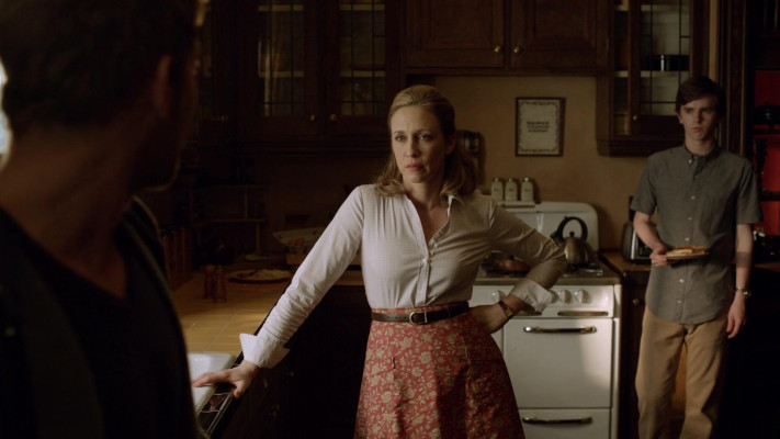 Vera Farmiga - Bates Motel (2013) 1x02 &#039;Nice Town You Picked, Norma...&#039;