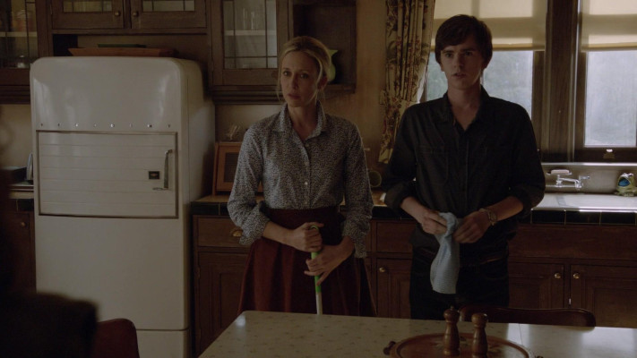 Vera Farmiga - Bates Motel (2013) 1x02 &#039;Nice Town You Picked, Norma...&#039;