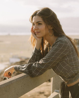 Victoria Justice 11/12/2021