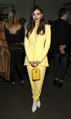 Victoria Justice – Pamella Roland Fashion Show