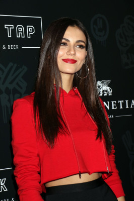 Victoria Justice – Black Tap Grand Opening in Las Vegas