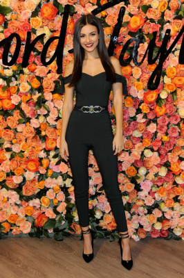 Victoria Justice – Lord &amp; Taylor Stamford Grand Re-Opening Celebration
