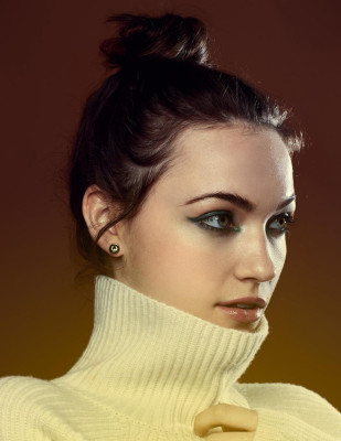 Violett Beane – The Daily Shuffle Magazine December 2018