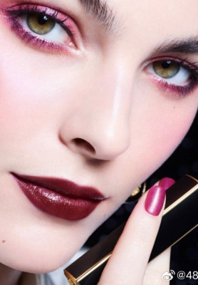 Vittoria Ceretti for Chanel Beauty Holiday Makeup Collection 2024