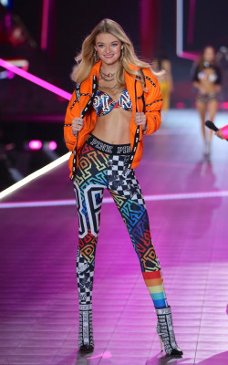 2018 VS Fashion Show Runway