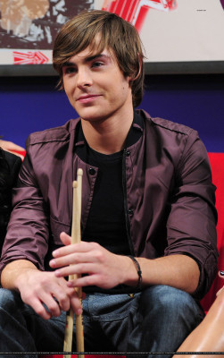 Zac Efron pic #136405