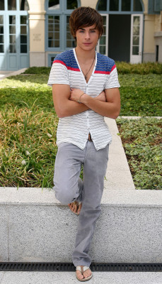 Zac Efron pic #587093