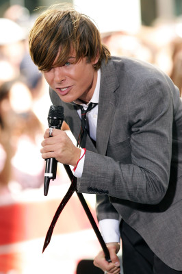 Zac Efron pic #153078