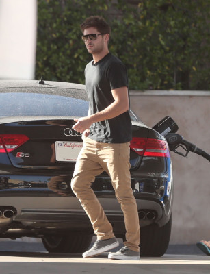 Zac Efron pic #585293