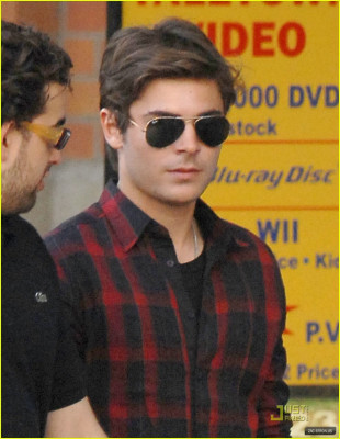 Zac Efron pic #181495
