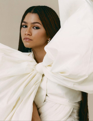 Zendaya by Micaiah Carter for ELLE || Dec/Jan 2021⁣