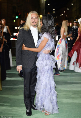 Zoe Saldana pic #998195