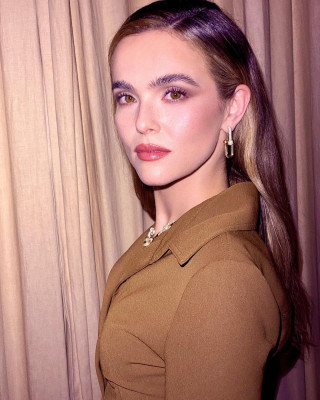 Zoey Deutch 12/07/2022