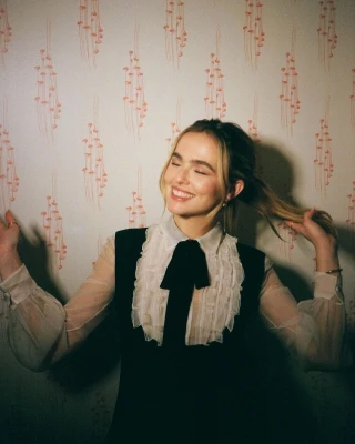 Zoey Deutch 12/07/2022