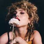 Anne Winters Instagram Icon
