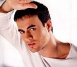 Энрике Иглесиас: стриптиз в аэропорту