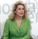 Катрин Денев пропагандирует ставший модным версальский стиль ...